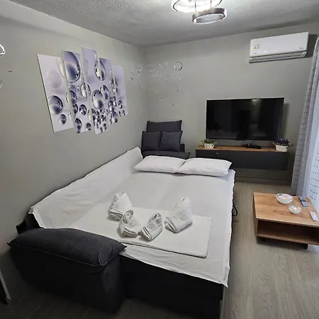 Welcome Apartment, Apartment